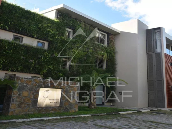 Facade of a modern apartment with greenery in Pereybere.