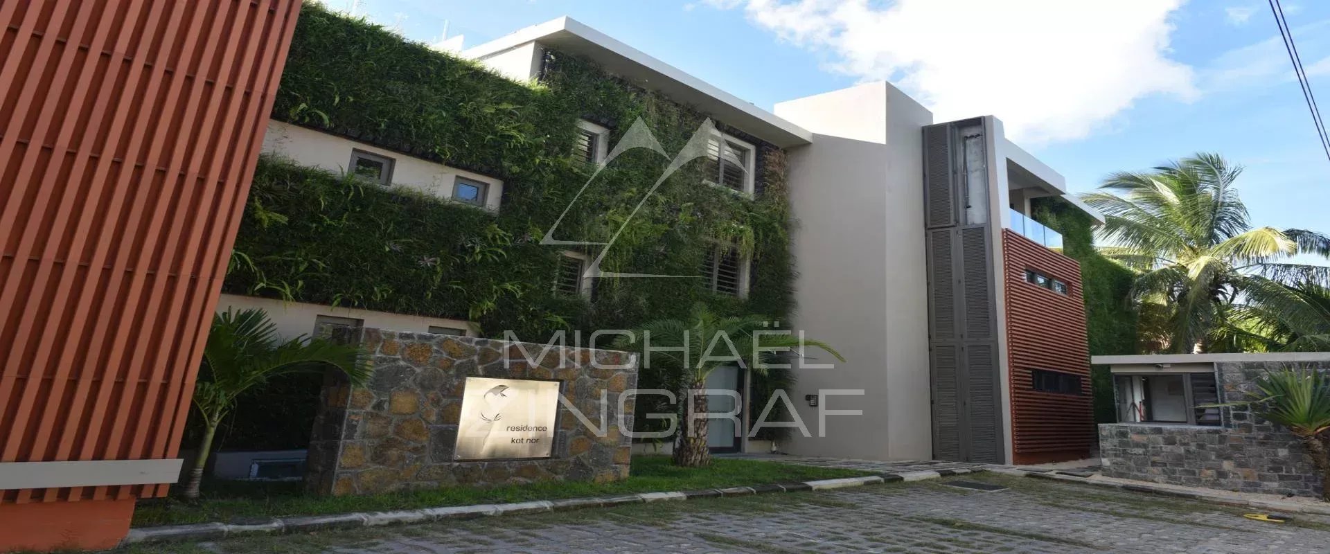 Modern apartment in Pereybere Facade of a modern apartment with greenery in Pereybere.