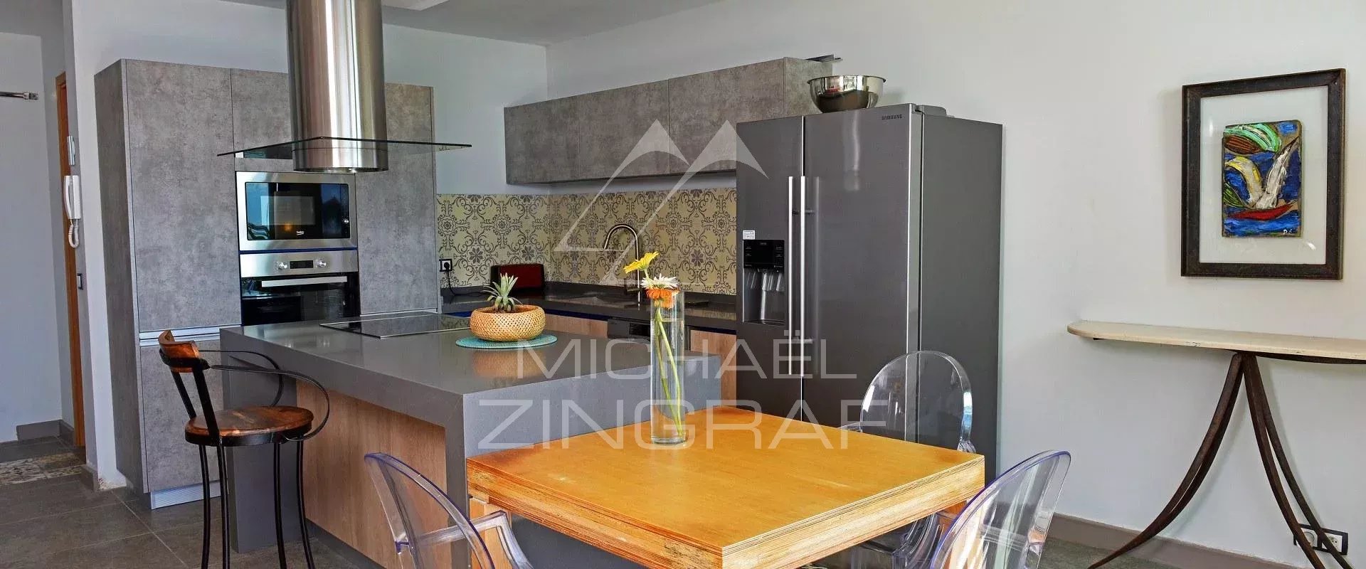 Kitchen of an apartment in Pereybere Modern kitchen with a central island and stainless steel appliances in an apartment in Pereybere.