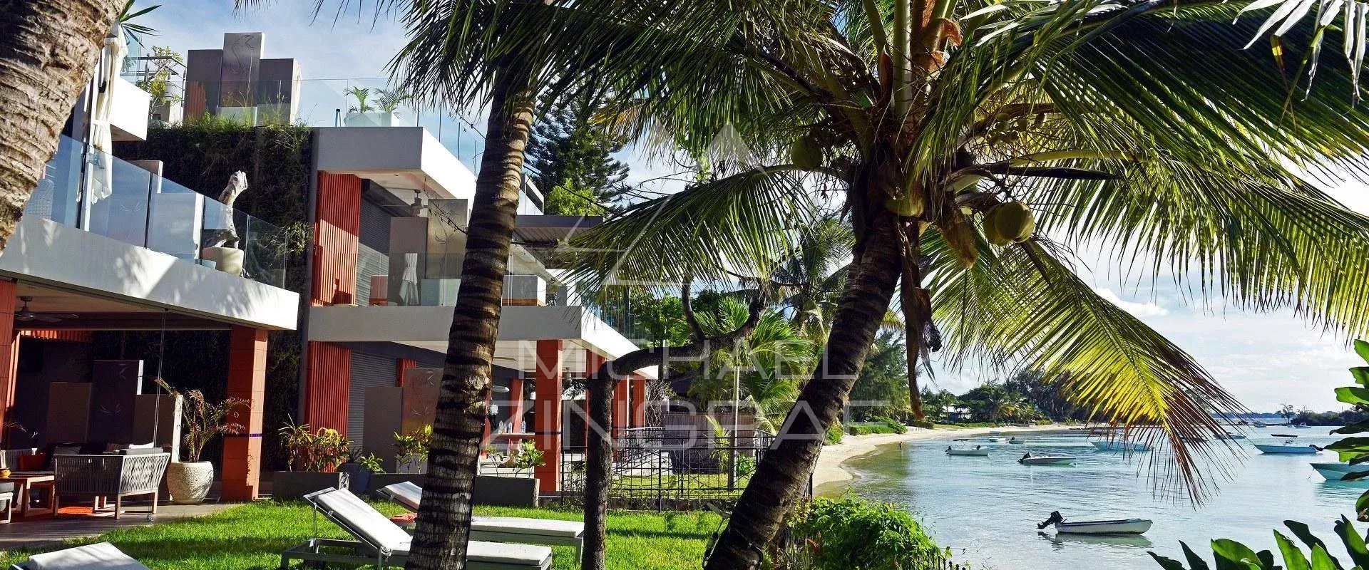Seaside apartment in Pereybere Modern apartment with terrace and sea view in Pereybere, surrounded by palm trees.