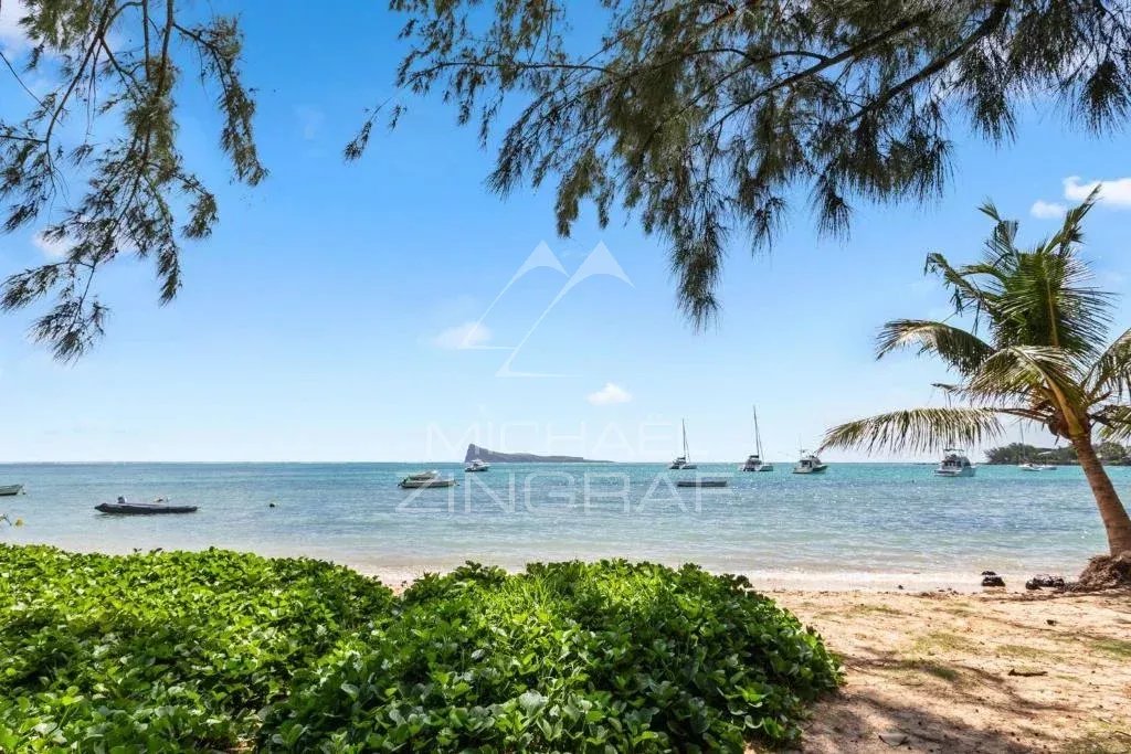 Plage de Bain Bœuf Plage de Bain Bœuf avec vue sur la mer et des bateaux au loin.