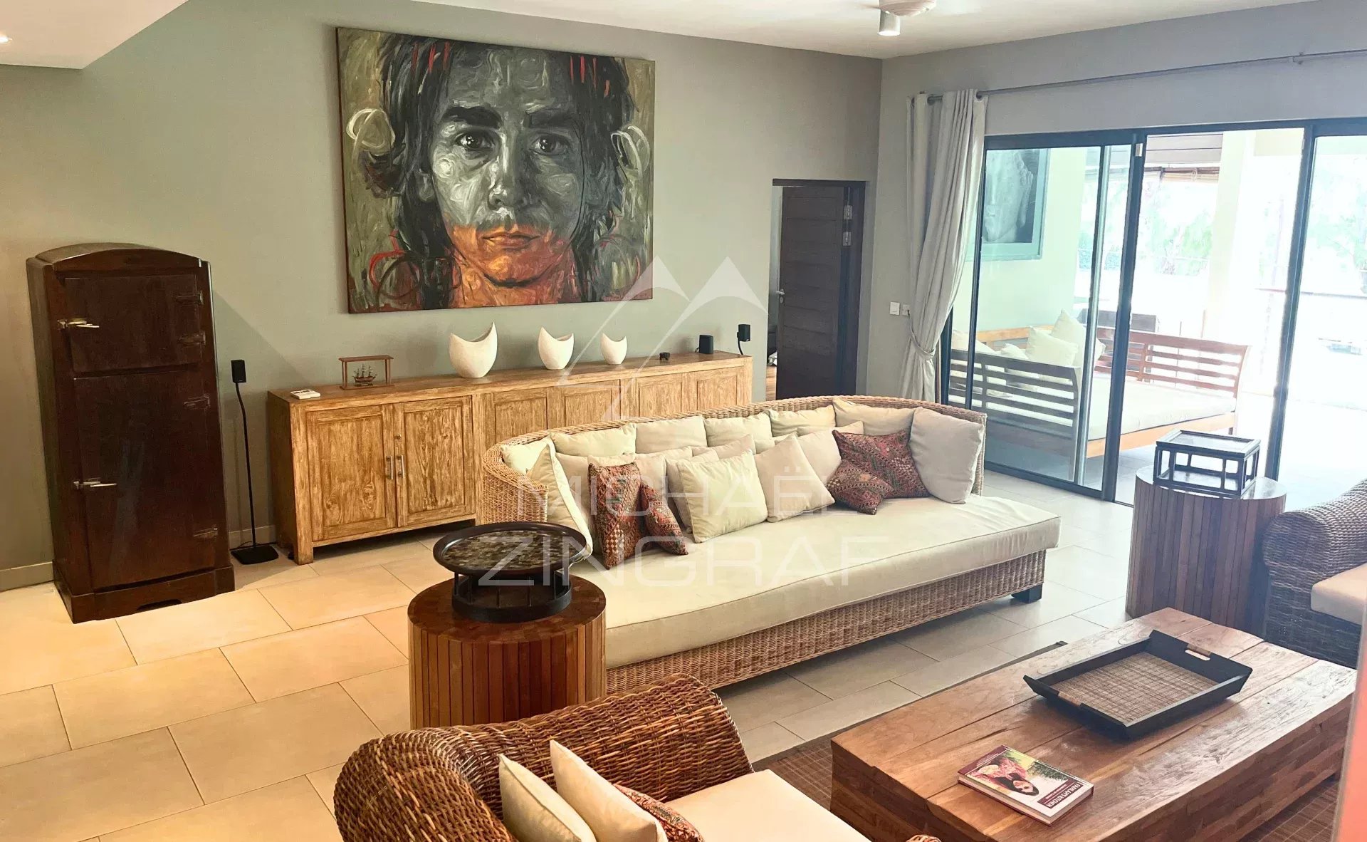 Appartement élégant à Bain Bœuf Intérieur d'un appartement élégant avec un salon spacieux et une décoration moderne à Bain Bœuf.