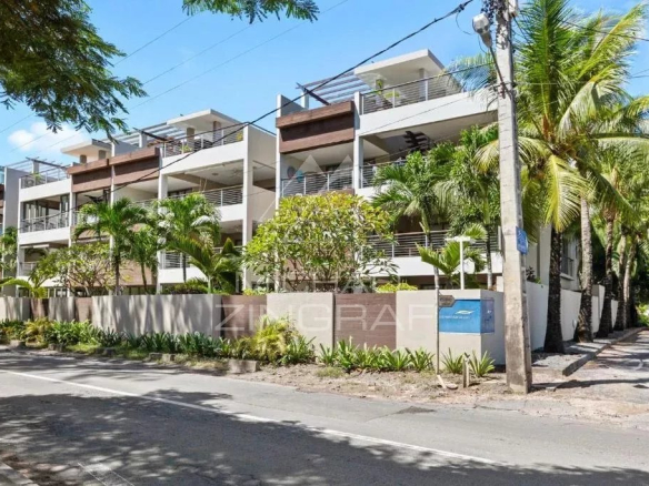 Résidence sécurisée de 19 appartements à Bain Bœuf avec piscine et terrasse.