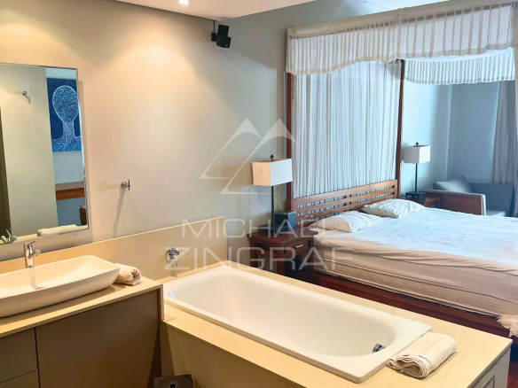 Chambre d'un appartement avec salle de bain moderne et baignoire à Bain Bœuf.