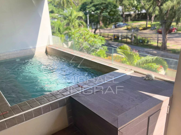 Piscine privative d'un appartement au 1er étage à Bain Bœuf, vue sur la nature environnante.