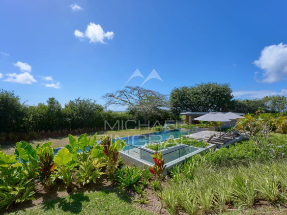 Private garden with swimming pool and relaxation area in an apartment in Belle Vue Harel.