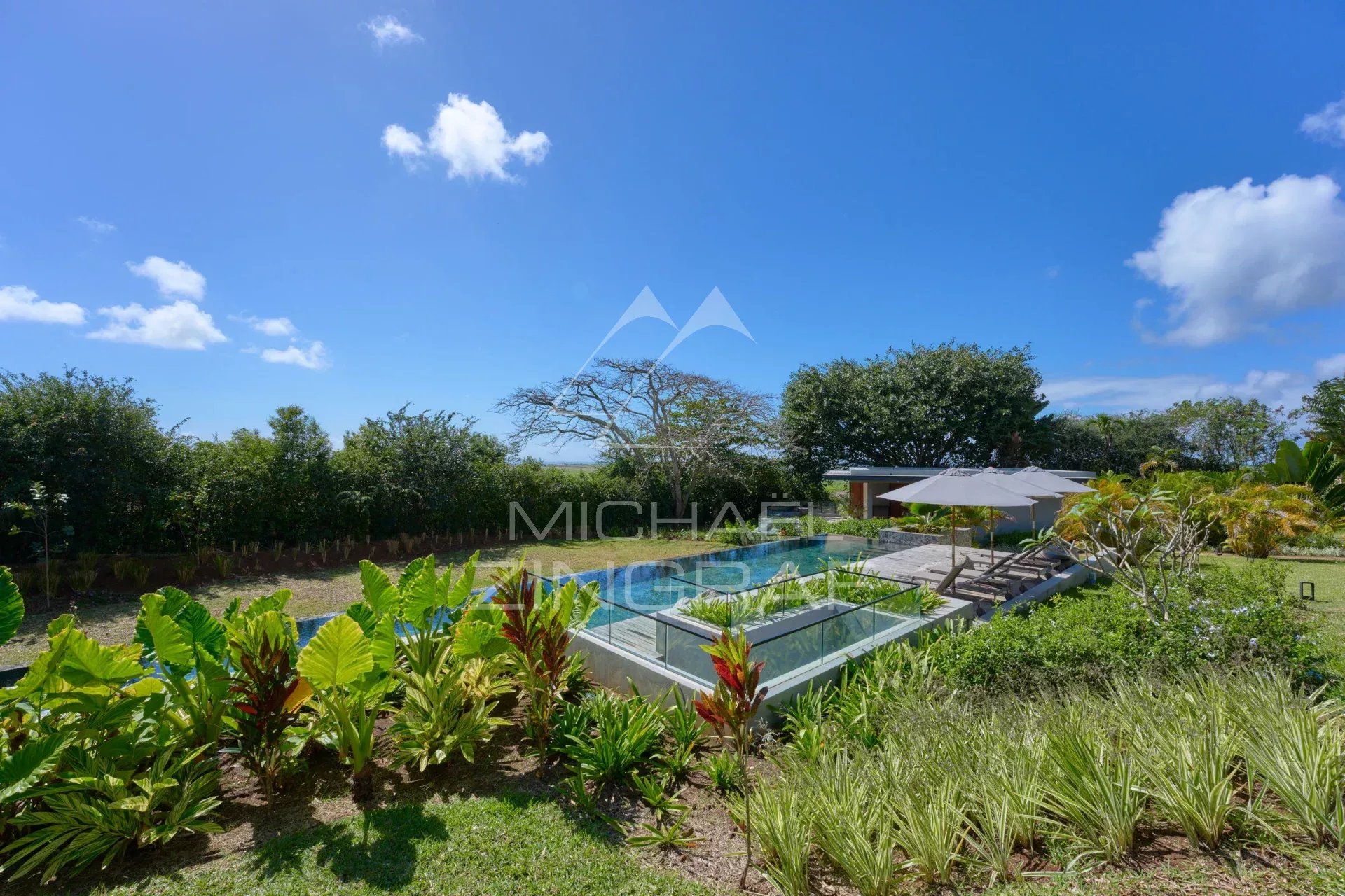 Private garden with swimming pool and relaxation area in an apartment in Belle Vue Harel.