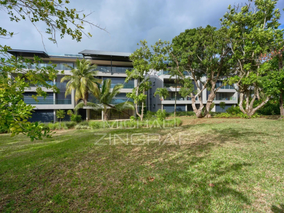 Exterior view of a modern apartment with garden in Belle Vue Harel.