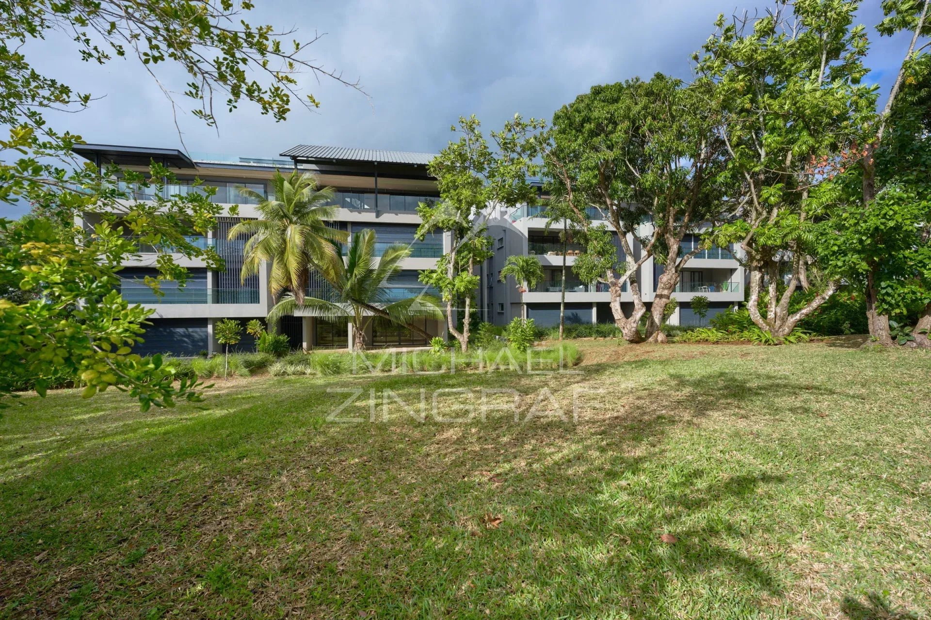 Exterior view of a modern apartment with garden in Belle Vue Harel.