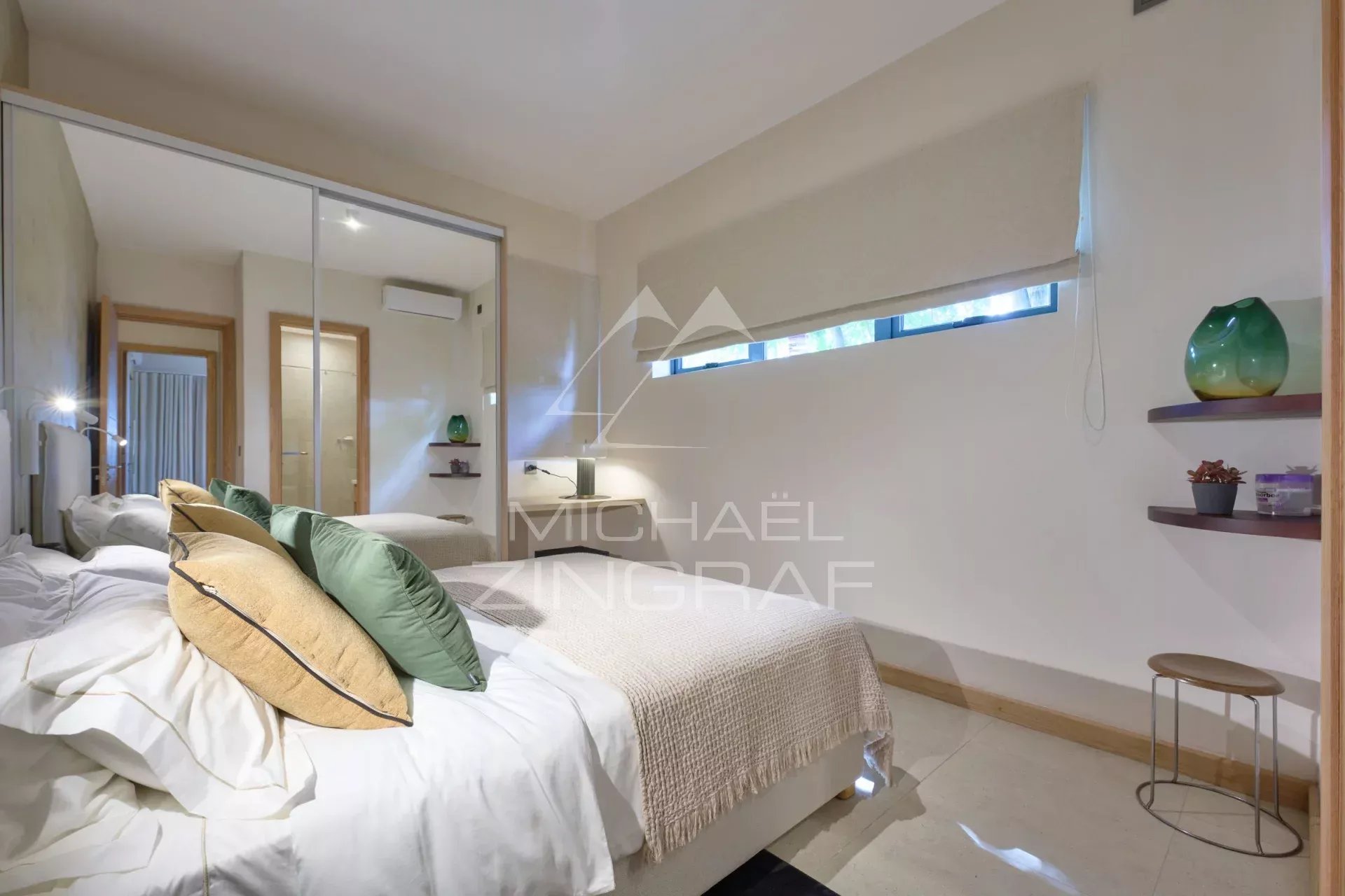 Elegant apartment room with bed and modern decor in Belle Vue Harel.