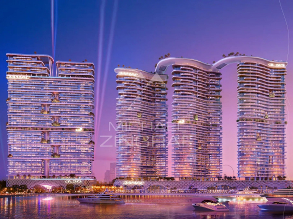 Vue de plusieurs immeubles modernes à Dubaï au crépuscule, reflet dans l'eau.