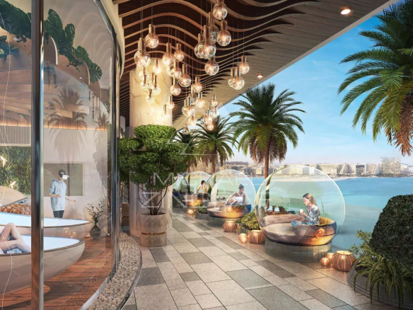 Terrasse d'un appartement à Dubaï avec vue sur la mer et des espaces de détente en verre.