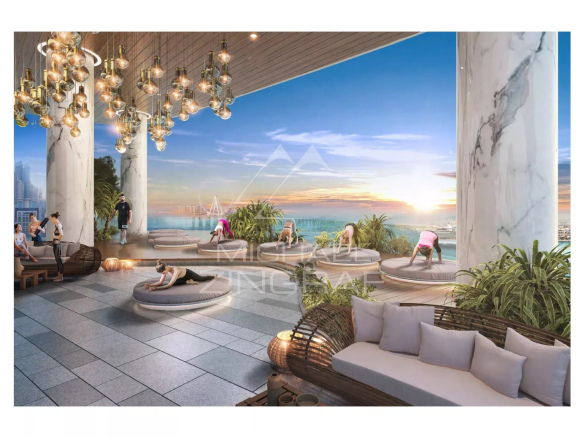 Terrasse d'un appartement à Dubaï avec vue sur la ville et des espaces de détente.