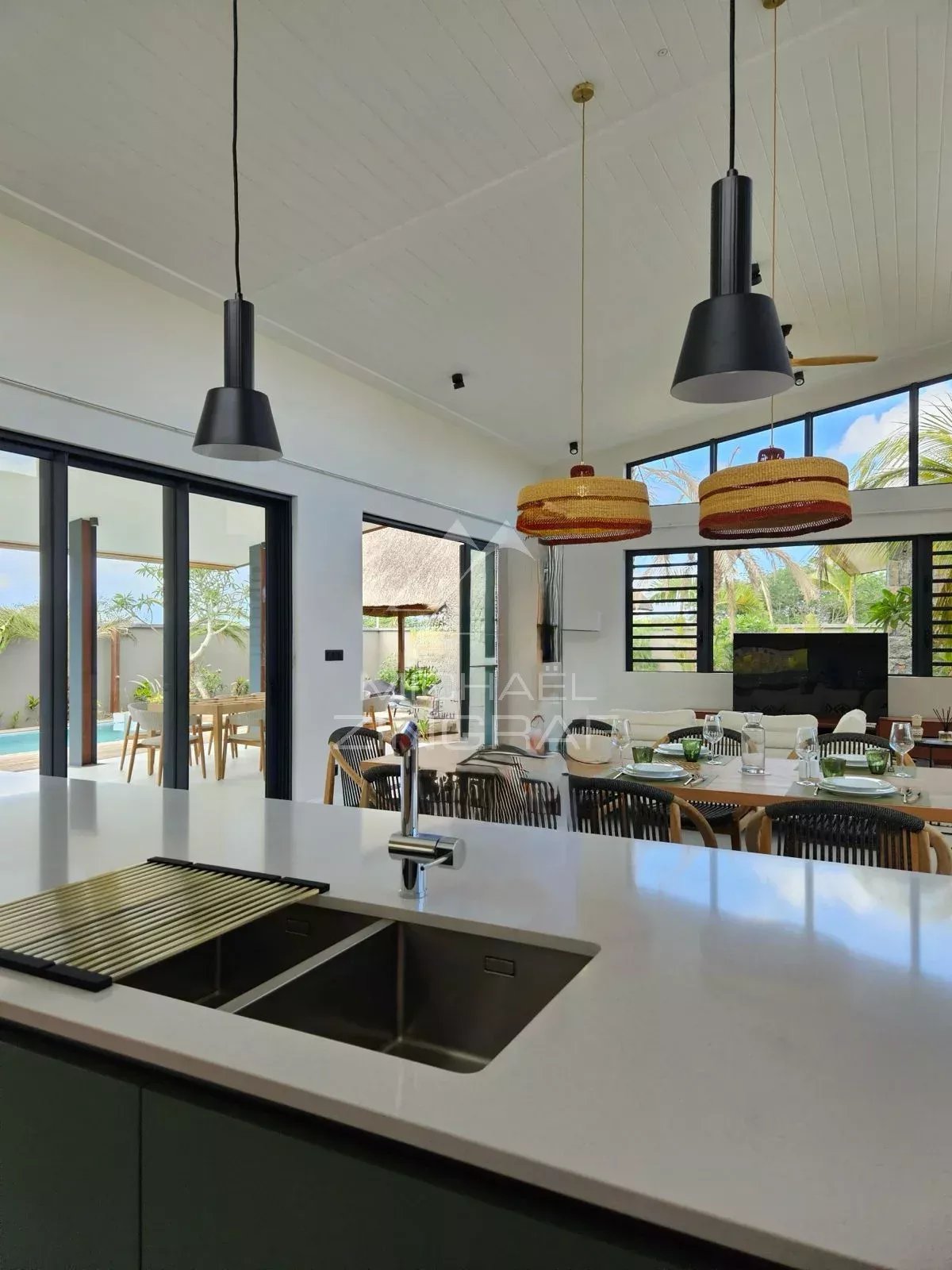 Intérieur d’une villa contemporaine à Tamarin Intérieur moderne d'une villa contemporaine à Tamarin, avec cuisine ouverte et salle à manger.