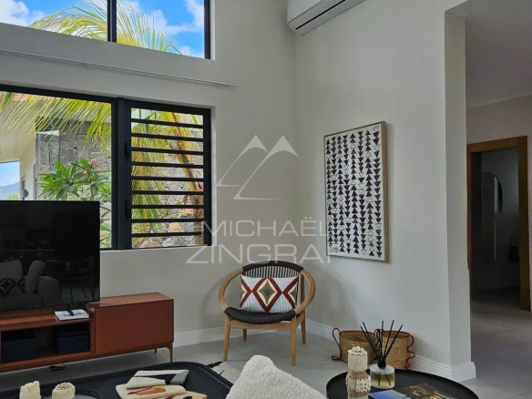 Intérieur d'une villa contemporaine à Tamarin avec un salon lumineux et moderne.