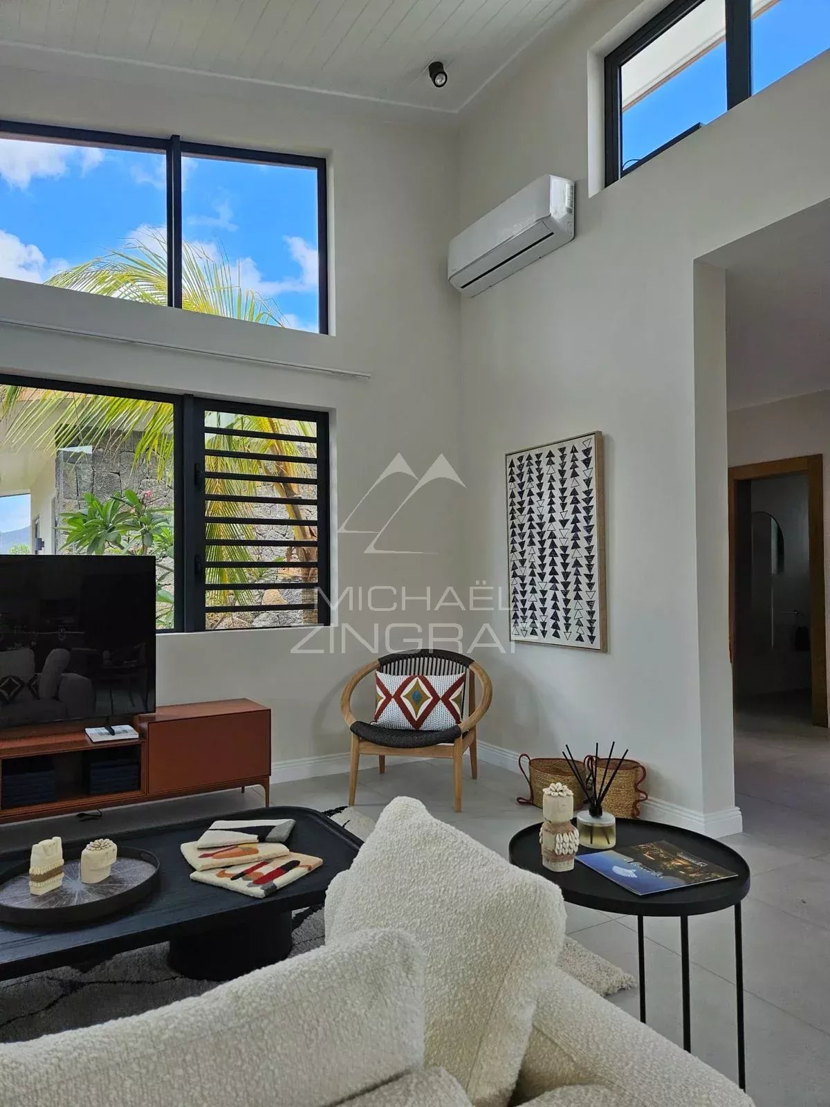 Intérieur d’une villa contemporaine à Tamarin Intérieur d'une villa contemporaine à Tamarin avec un salon lumineux et moderne.