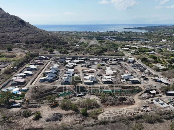 Vue aérienne du domaine Eko Savannah à Tamarin avec des villas en construction et la mer au loin.
