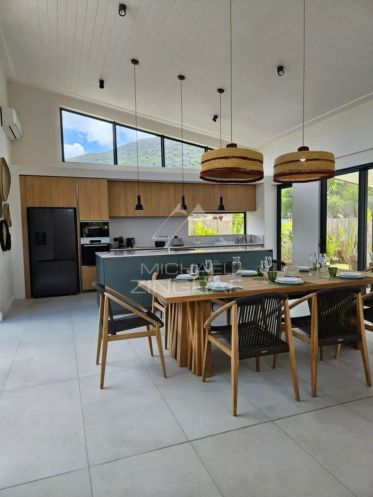 Intérieur contemporain d’une villa à Tamarin Intérieur moderne d'une villa à Tamarin avec cuisine ouverte et salle à manger élégante.