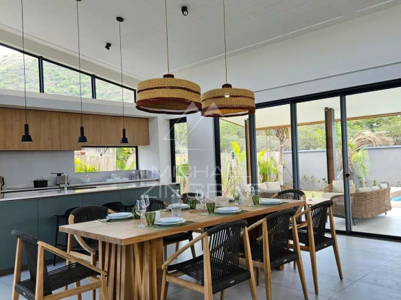 Intérieur d'une villa contemporaine à Tamarin avec une salle à manger moderne et lumineuse.