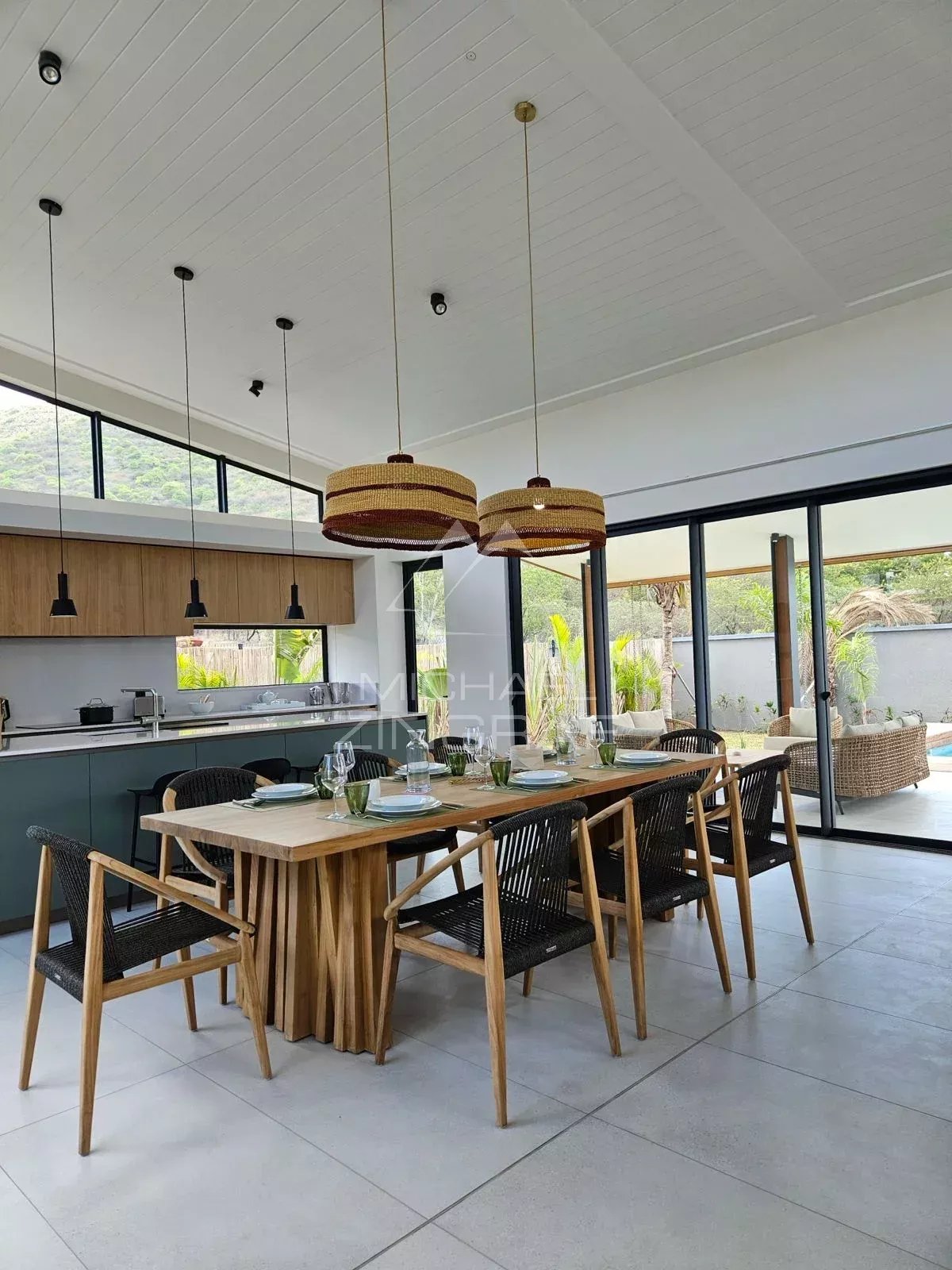 Intérieur d’une villa à Tamarin Intérieur d'une villa contemporaine à Tamarin avec une salle à manger moderne et lumineuse.