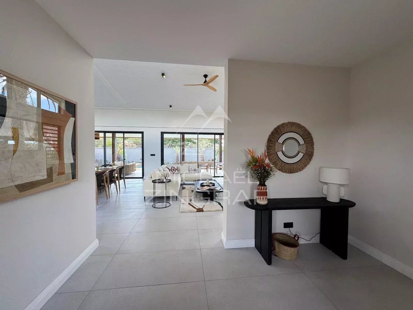 Intérieur d’une villa à Tamarin Intérieur d'une villa contemporaine à Tamarin, avec un espace ouvert et moderne.