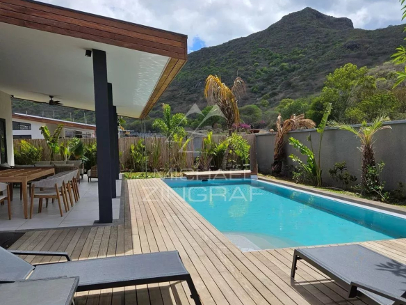 Villa contemporaine avec piscine à Tamarin, entourée de nature, en cours d'achèvement.