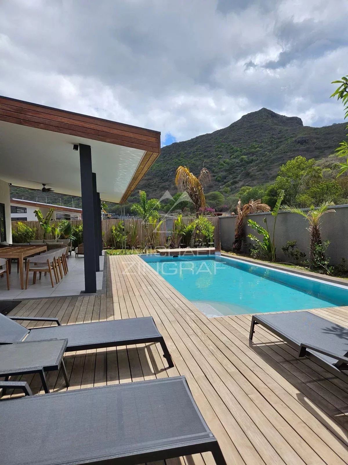 Villa d’Exception à Tamarin Villa contemporaine avec piscine à Tamarin, entourée de nature, en cours d'achèvement.