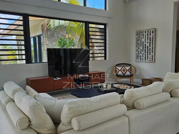 Intérieur d'une villa contemporaine à Tamarin avec salon lumineux et moderne.