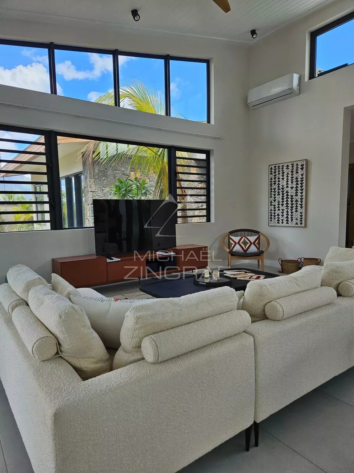 Intérieur d’une villa à Tamarin Intérieur d'une villa contemporaine à Tamarin avec salon lumineux et moderne.