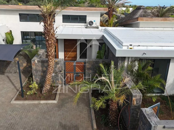 Villa contemporaine en cours d'achèvement à Tamarin, entourée de verdure et avec un design moderne.