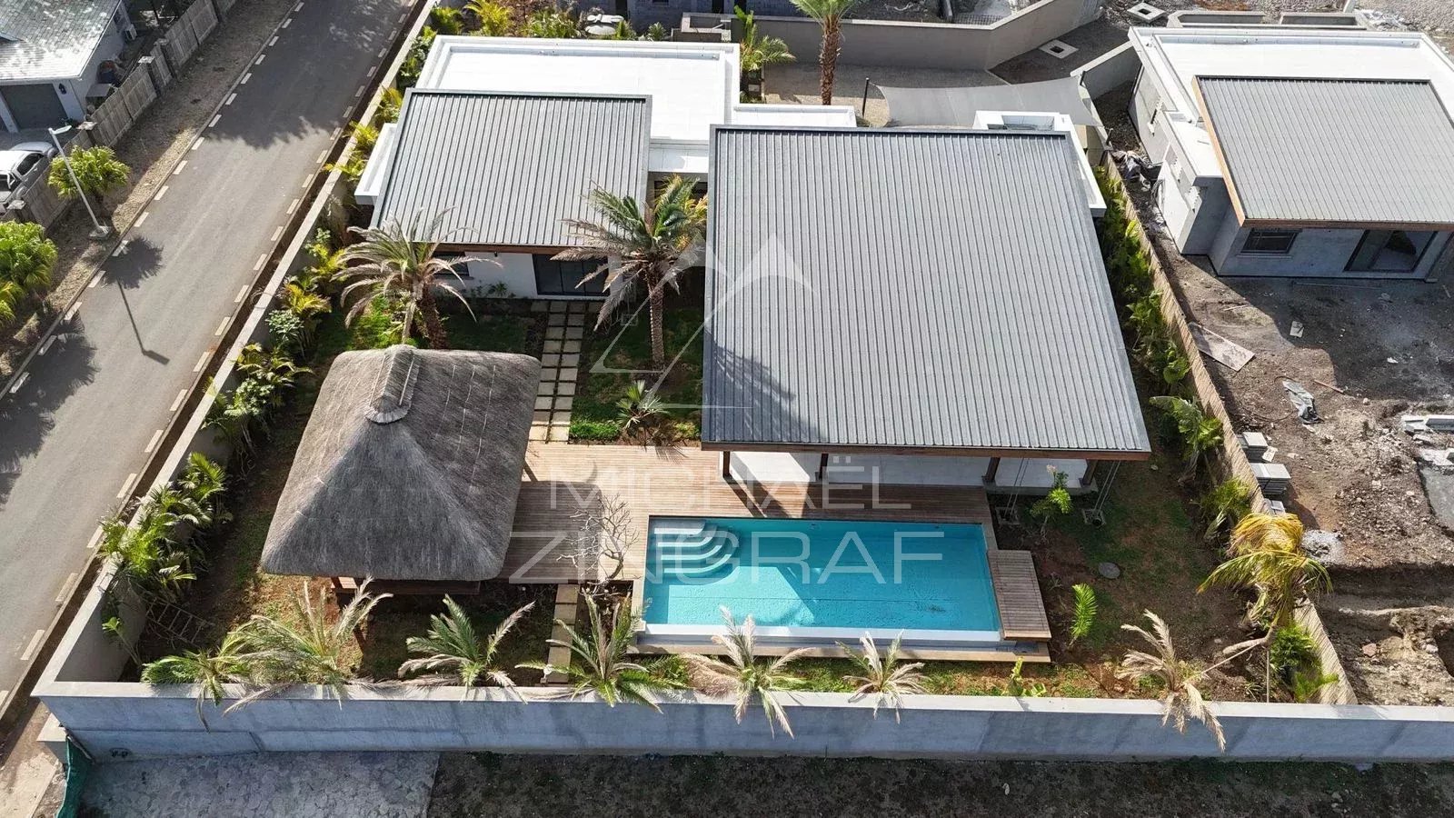 Villa contemporaine à Tamarin Vue aérienne d'une villa contemporaine avec piscine et espace extérieur à Tamarin, Île Maurice.