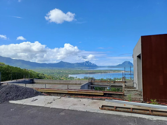 Vue panoramique sur la mer et les montagnes depuis une villa en construction à Rivière Noire.