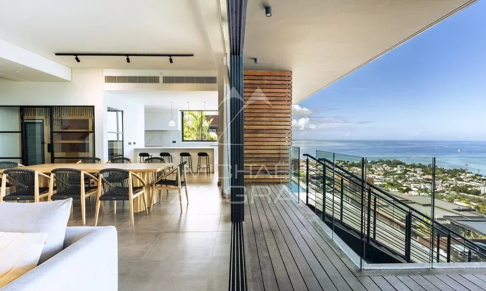 Intérieur de la villa BENGALI à Rivière Noire Intérieur moderne d'une villa avec vue sur la mer, comprenant salon et salle à manger.