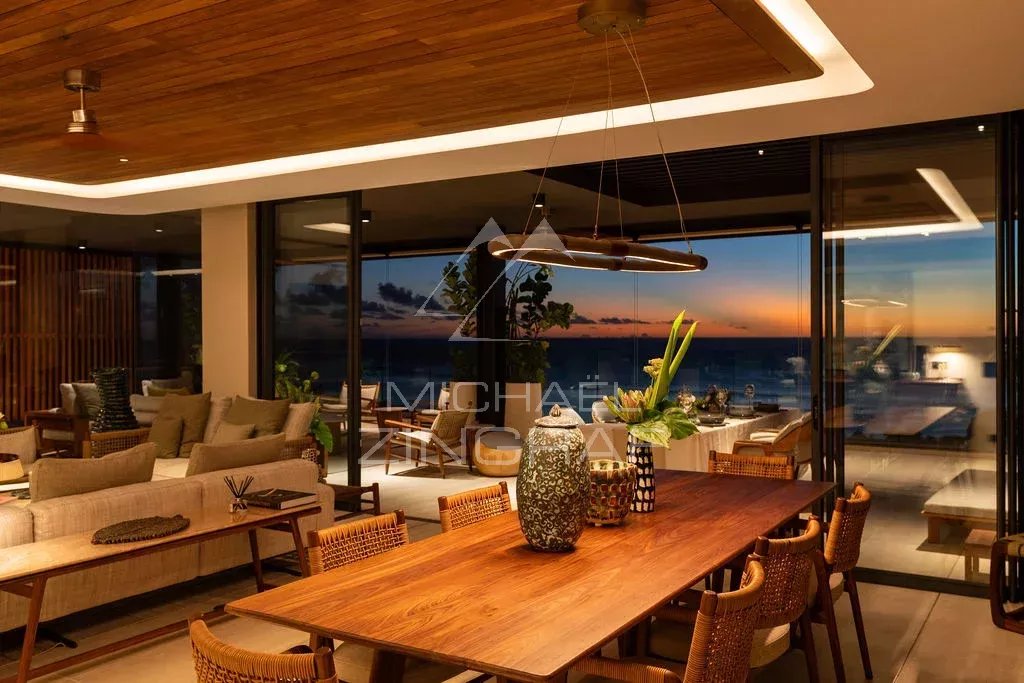 Intérieur d’un penthouse à Rivière Noire Intérieur d'un penthouse avec vue sur l'océan, mobilier moderne et éclairage chaleureux.