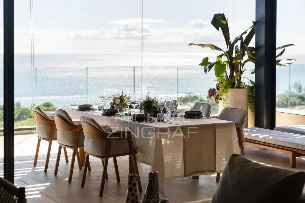 Penthouse avec vue sur l’océan Salle à manger moderne avec vue sur l'océan Indien depuis un penthouse à Rivière Noire.