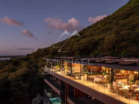 Penthouse moderne avec vue sur l'océan Indien à Rivière Noire, entouré de verdure.