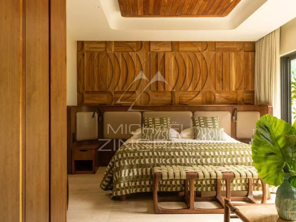 Chambre d'un penthouse avec un lit en bois et des murs en bois sculpté.