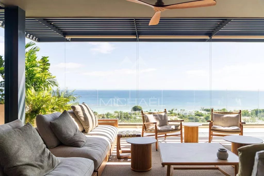 Penthouse d’exception à Rivière Noire Intérieur d'un penthouse avec vue sur l'océan Indien, mobilier moderne et lumineux.