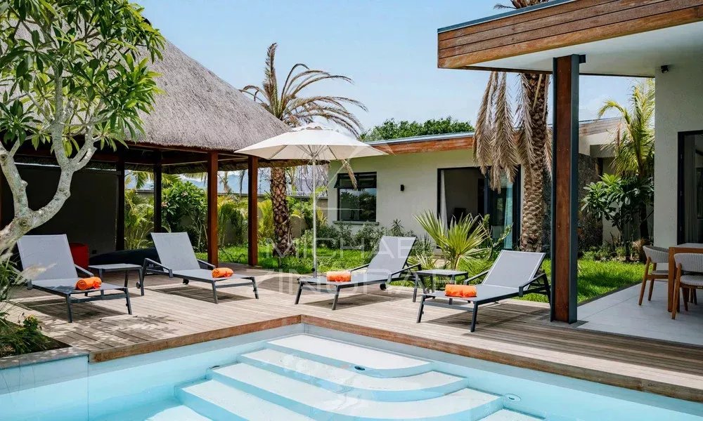 Villa Hibiscus à Tamarin Terrasse de la Villa Hibiscus à Tamarin avec piscine à débordement et chaises longues.