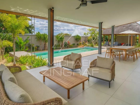 Terrasse de la Villa Hibiscus à Tamarin avec piscine à débordement et mobilier extérieur.