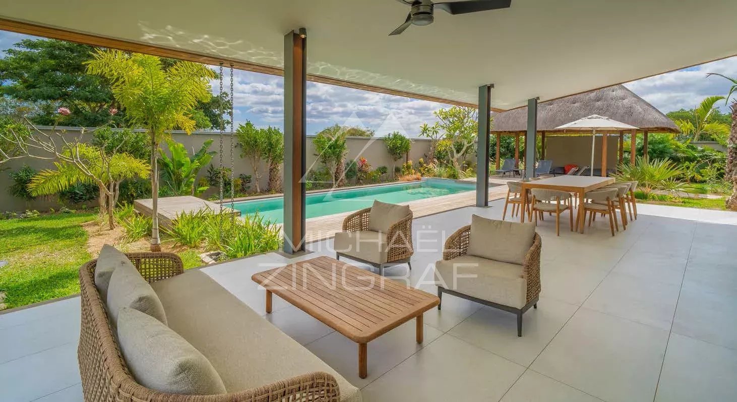 Villa Hibiscus à Tamarin Terrasse de la Villa Hibiscus à Tamarin avec piscine à débordement et mobilier extérieur.
