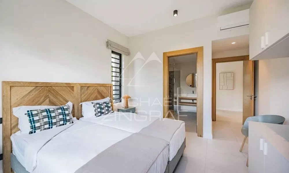 Chambre de la Villa Hibiscus à Tamarin Chambre d'une villa contemporaine avec lit double et décoration moderne.