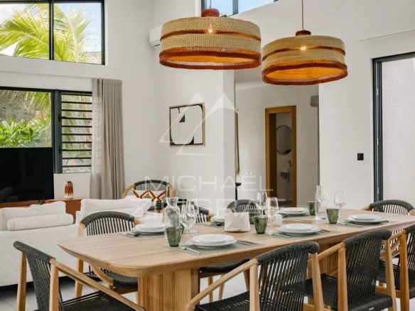 Intérieur d'une villa contemporaine à Tamarin avec salle à manger et salon lumineux.