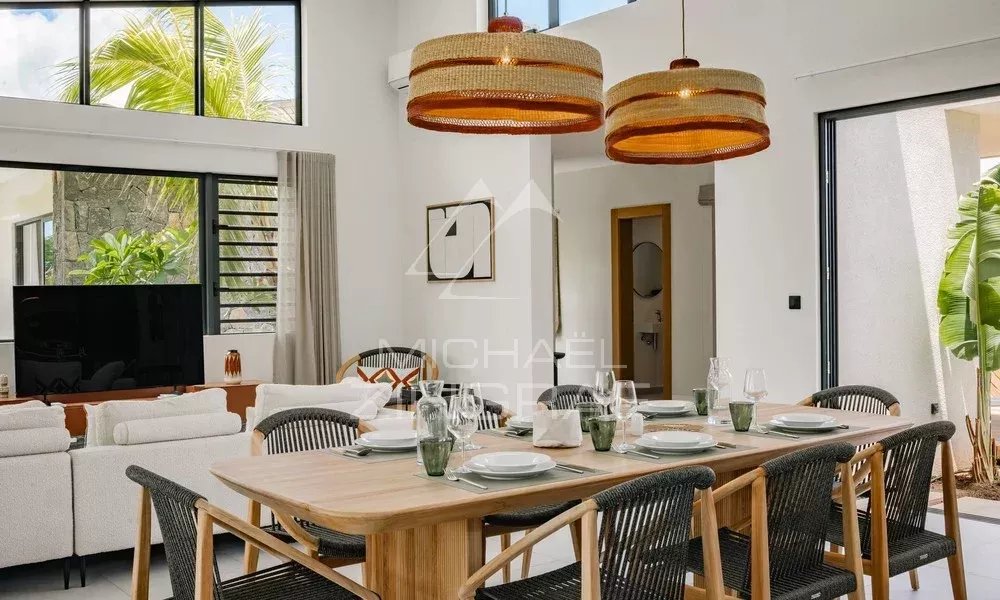 Intérieur de la Villa Hibiscus à Tamarin Intérieur d'une villa contemporaine à Tamarin avec salle à manger et salon lumineux.