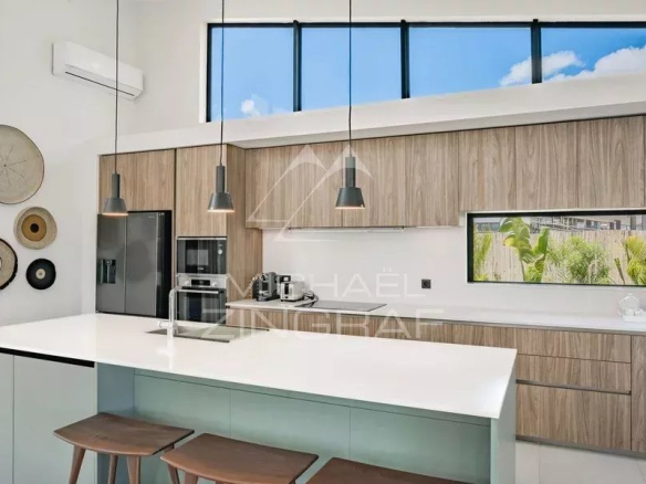 Cuisine moderne avec îlot central et grandes fenêtres à Tamarin