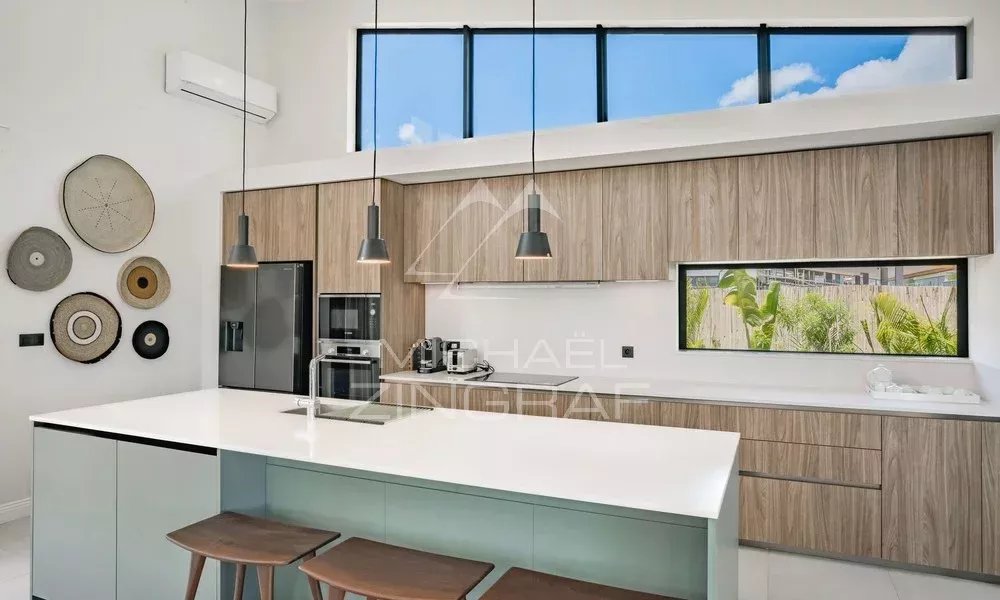Cuisine de la Villa Hibiscus Cuisine moderne avec îlot central et grandes fenêtres à Tamarin