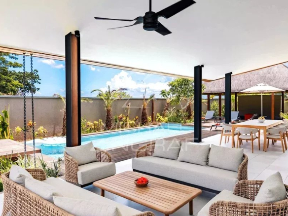 Terrasse de la Villa Hibiscus à Tamarin avec piscine et mobilier extérieur.