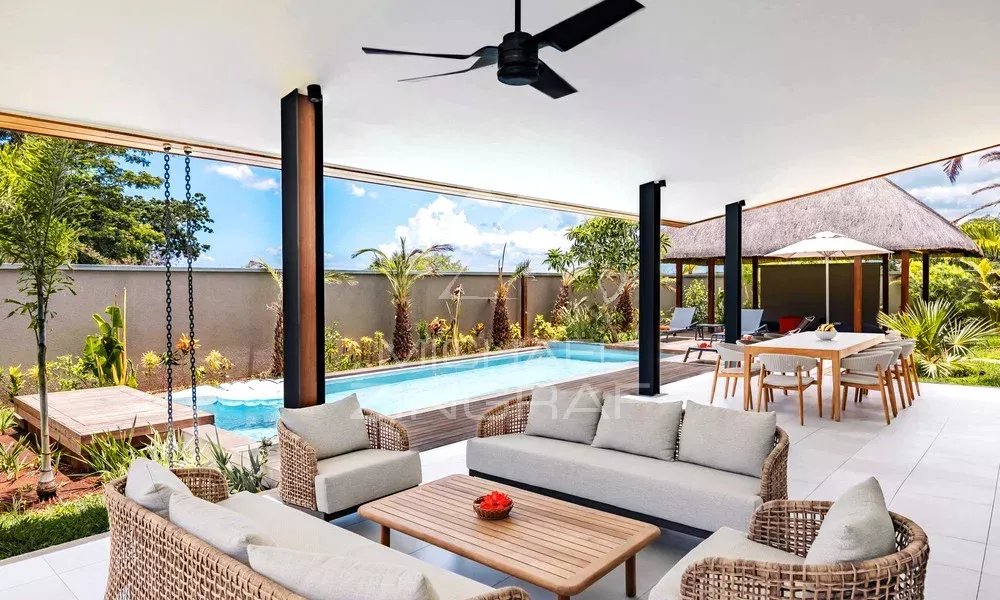 Terrasse de la Villa Hibiscus Terrasse de la Villa Hibiscus à Tamarin avec piscine et mobilier extérieur.