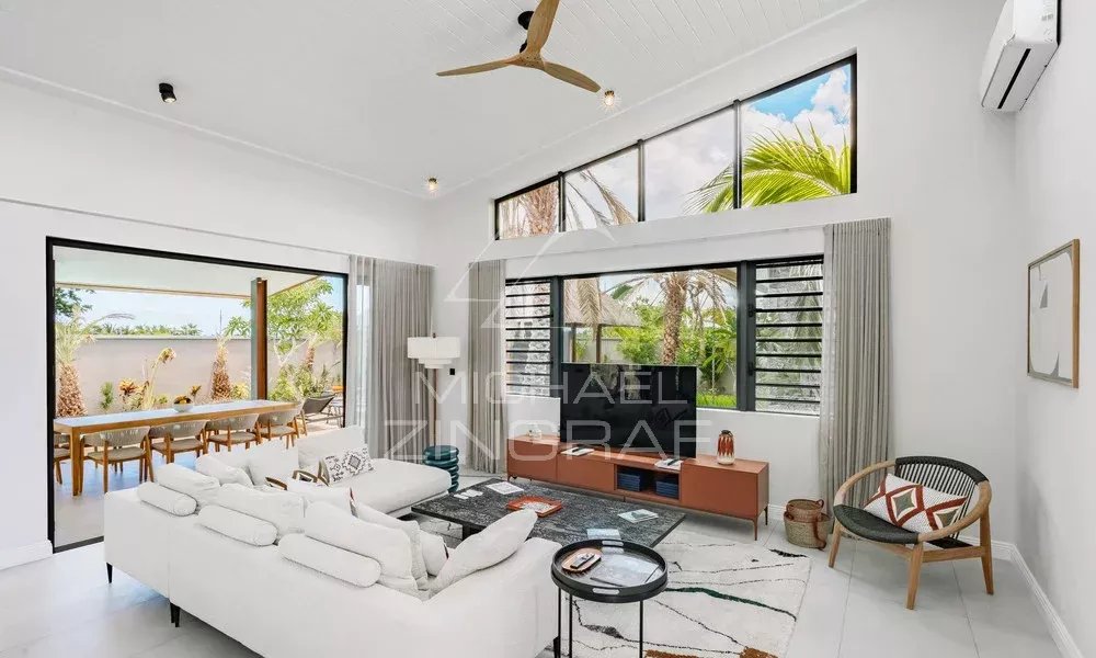 Intérieur de la Villa Hibiscus à Tamarin Intérieur moderne d'une villa à Tamarin avec salon lumineux et vue sur la terrasse.