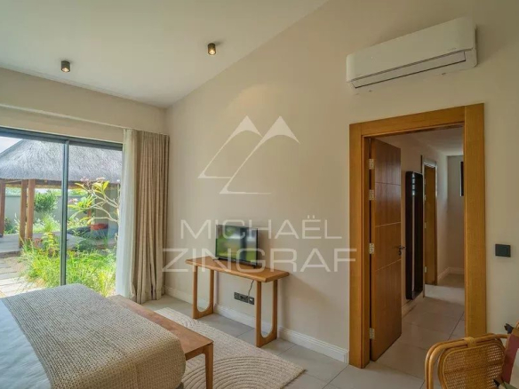 Chambre d'une villa contemporaine avec vue sur la nature à Tamarin.